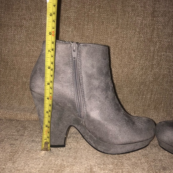 Versona Grey Suede Side-zip Booties - Size 7 - Picture 7 of 7